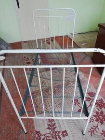 Stará dětská postýlka