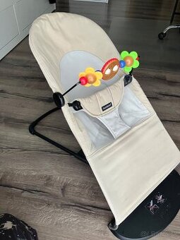 Babybjorn lehátko s hračkou