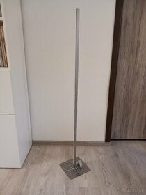 Stojaca LED lampa