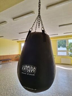 Predám box.vrecia,rukavice,chránič̣e na holeň, prilby