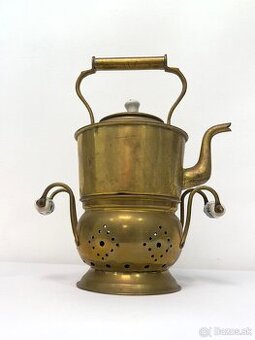 Mosadzny cajnik s podložkou na zahrievanie