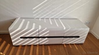 Komoda pod TV