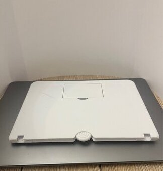 Stojan so zväčšovacou lupou na mobil