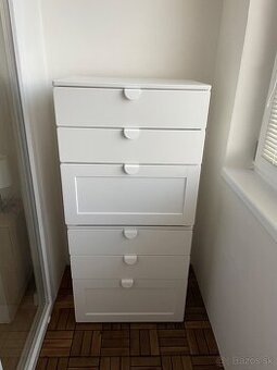 Biely nočný stolík