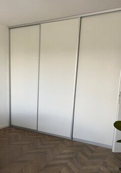 Dvere na vstavanu skrinu