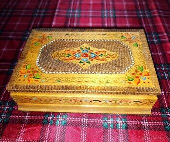 Stará drevená skrinka na cigarety