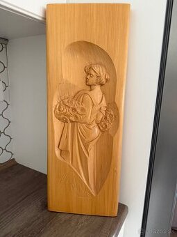 Ručne vyrezávaný drevený reliéf ženy s kvetmi