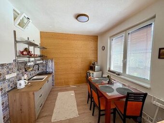 Predám 1 izbový byt v centre Valaskej