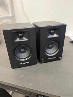 Mikrofón a študiové monitory