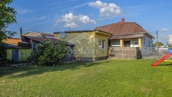 Chyžka v tichej uličke Zálužíc