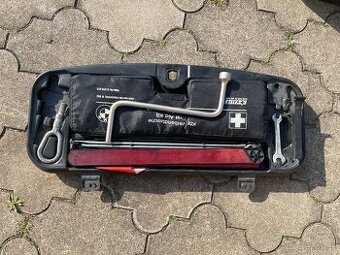 Povinná výbava BMW E60 E61  kluc, lekarnička tažne oko troj