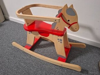 Drevený hojdací koník