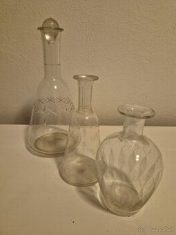 Darujem tri sklenené karafy