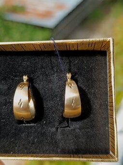 Zlaté náušnice 585 kruhy, gravírovane