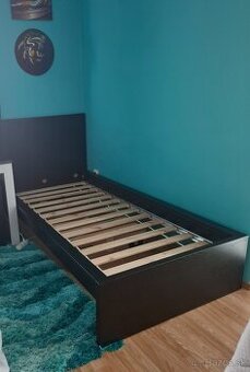 Postel s roštom a matracom