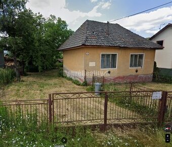 Veľký stavebný pozemok s rodinným domom v tichom prostredí .