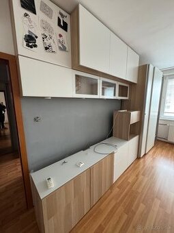 Obývačková stena s osvetlením 300€ a skriňa 100€