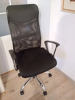 Kancelárske kreslo s ochranou podložkou na zem proti ryhám