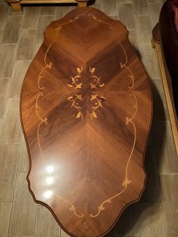 Nádherný stôl s interziou