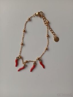 Náramok z chili papričkami.