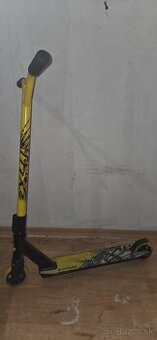 Freestyle kolobezka street surfing