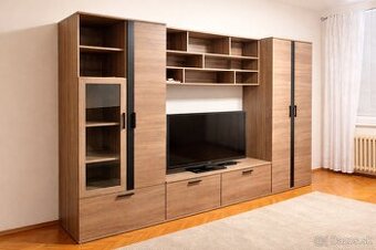 Obývačková TV stena – veľa úložného priestoru, moderný dreve