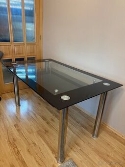 Jedálenský stôl so stoličkami