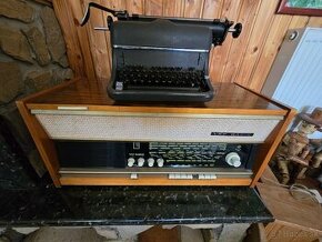 Rádio a písací stroj