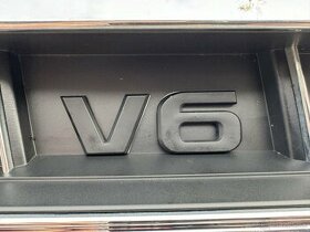Čierny V6 znak