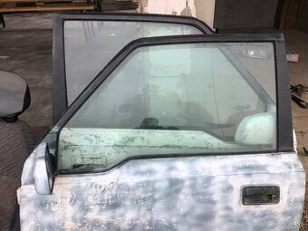 Predám sklá z dverí ba Suzuki Vitara 1