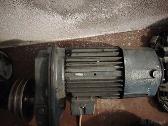 Motor s uhlovou prevodovkou