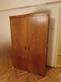 Starozitna satnikova skrina