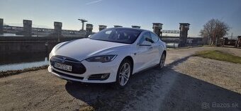 Tesla S85