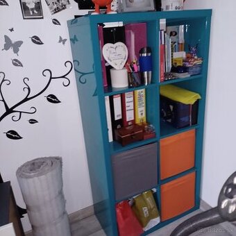 Tyrkysovo modrá lesklá skrinka Kallax 77x147 - 1