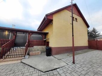 RD s krásnou terasou a garážou v Kamenici nad Hronom.