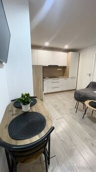 NA PRENÁJOM: Menší 2 izbový byt priamo v centre mesta na Pe