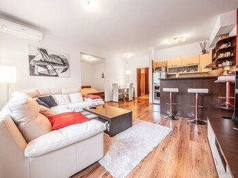 ŠTÝLOVÝ 2-IZBOVÝ BYT S PREDZÁHRADKOU, KLIMATIZÁCIOU A PARKOV