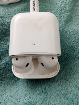 Predám slúchadlá APPLE AirPods2 a len nabíjacie puzdra