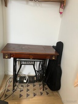 Starozitny šijací stroj