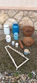 Stojan, koreničky, kandlička, peračník, ošatka..