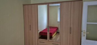 šatníková skriňa