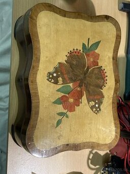 Drevená kazeta, šperkovnica