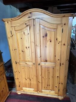 Šatní skříň z masivní borovice, 4868