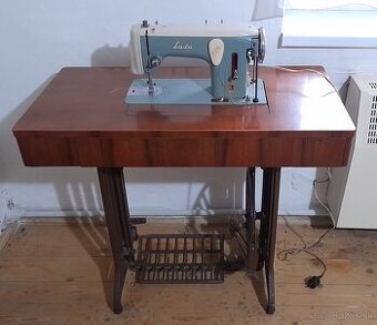 šijací stroj starožitný