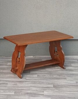 Stolík v kláštornom štýle .