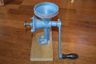 predam krasny starozitny mlyncek na kavu DIENES