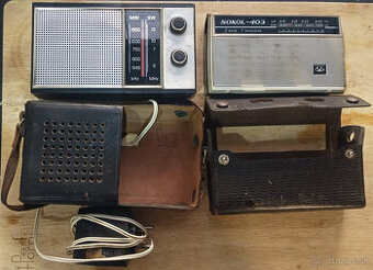 2ks starých sovietskych rádio prijímačov