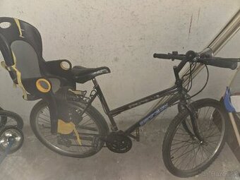 Damsky bicykel s detskou sedackou.