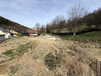 Slnečný stavebný pozemok 652 m² - Divina (cca 18m x 33m)