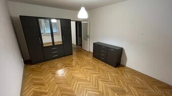 Prenájom 2-izbového bytu – Levice, centrum
